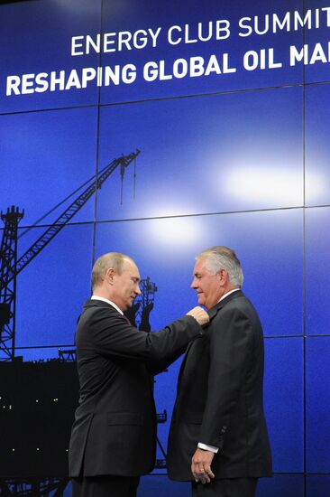 В.Путин наградил руководителей ряда энергетических компаний