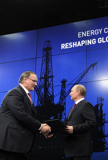 В.Путин наградил руководителей ряда энергетических компаний
