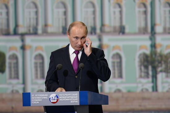 В.Путин на ПМЭФ-2013 в Санкт-Петербурге