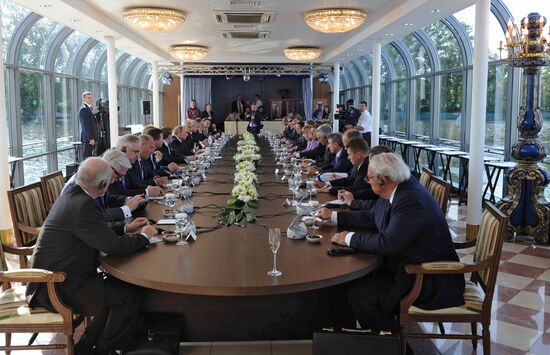 В.Путин и А.Меркель встретились с представителями деловых кругов