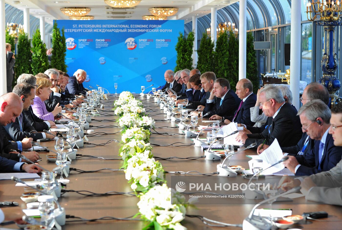 В.Путин и А.Меркель встретились с представителями деловых кругов