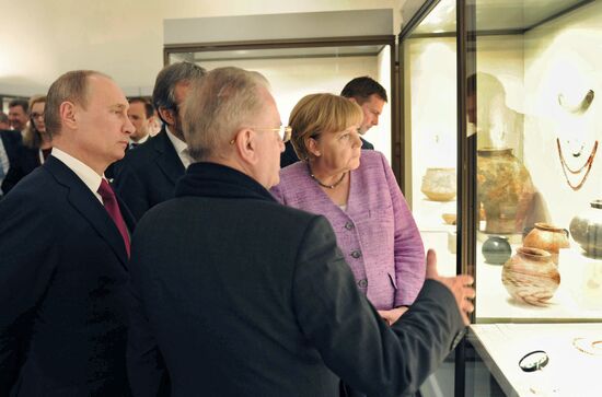 В.Путин и А.Меркель посетили выставку в музее "Эрмитаж"