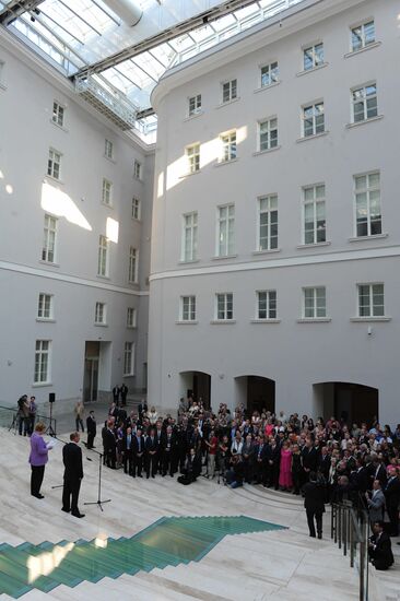 В.Путин и А.Меркель посетили выставку в музее "Эрмитаж"