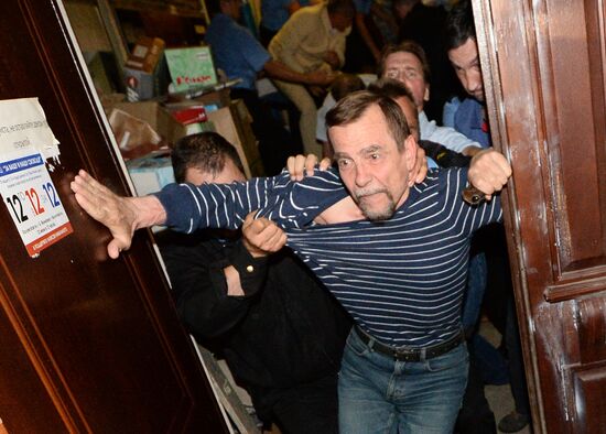 Полиция взяла штурмом офис движения "За права человека" в Москве