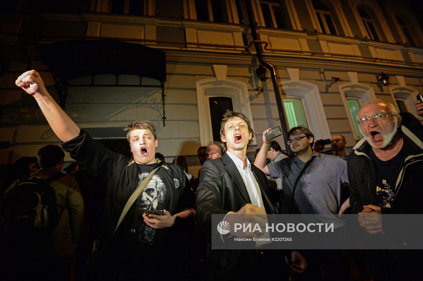 Полиция взяла штурмом офис движения "За права человека" в Москве