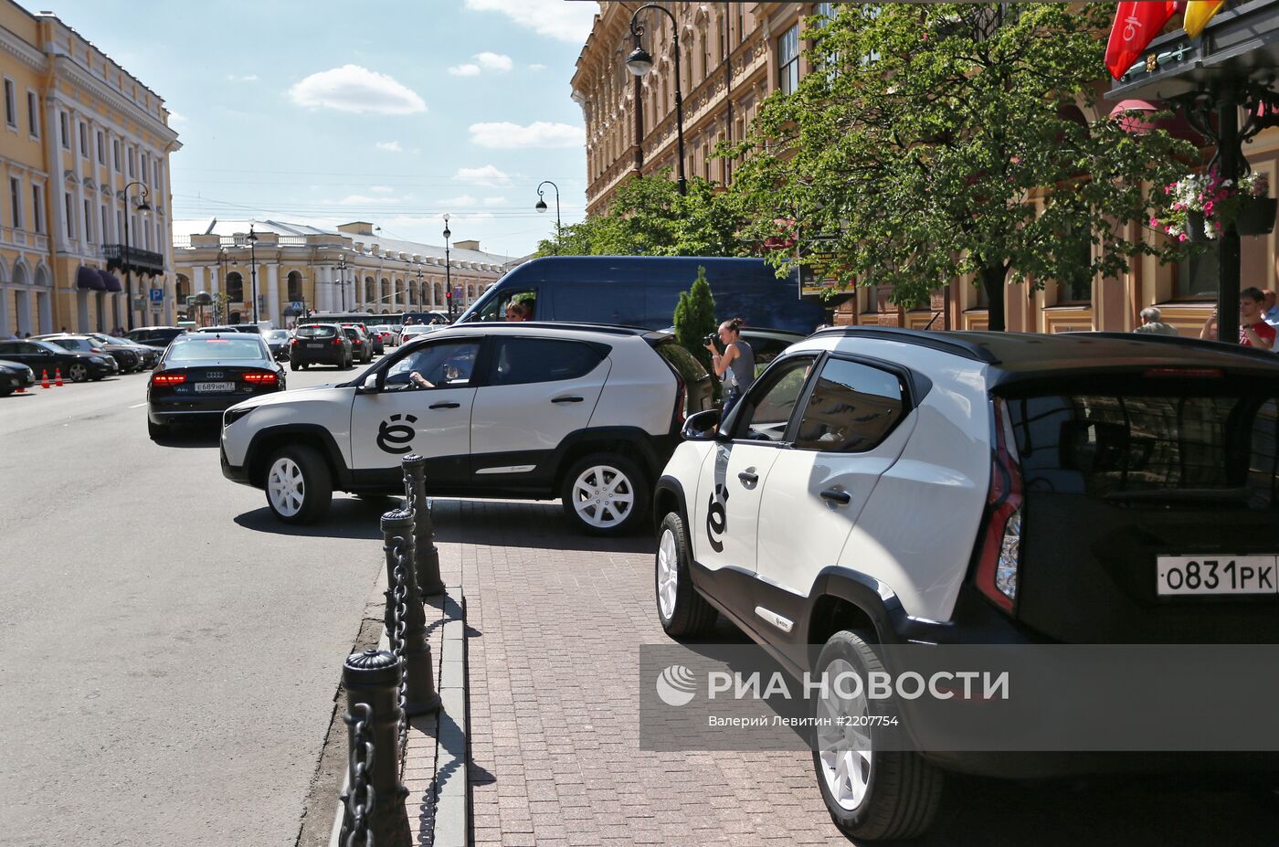 М.Прохоров показал Ё-мобиль во время ПМЭФ в Санкт-Петербурге
