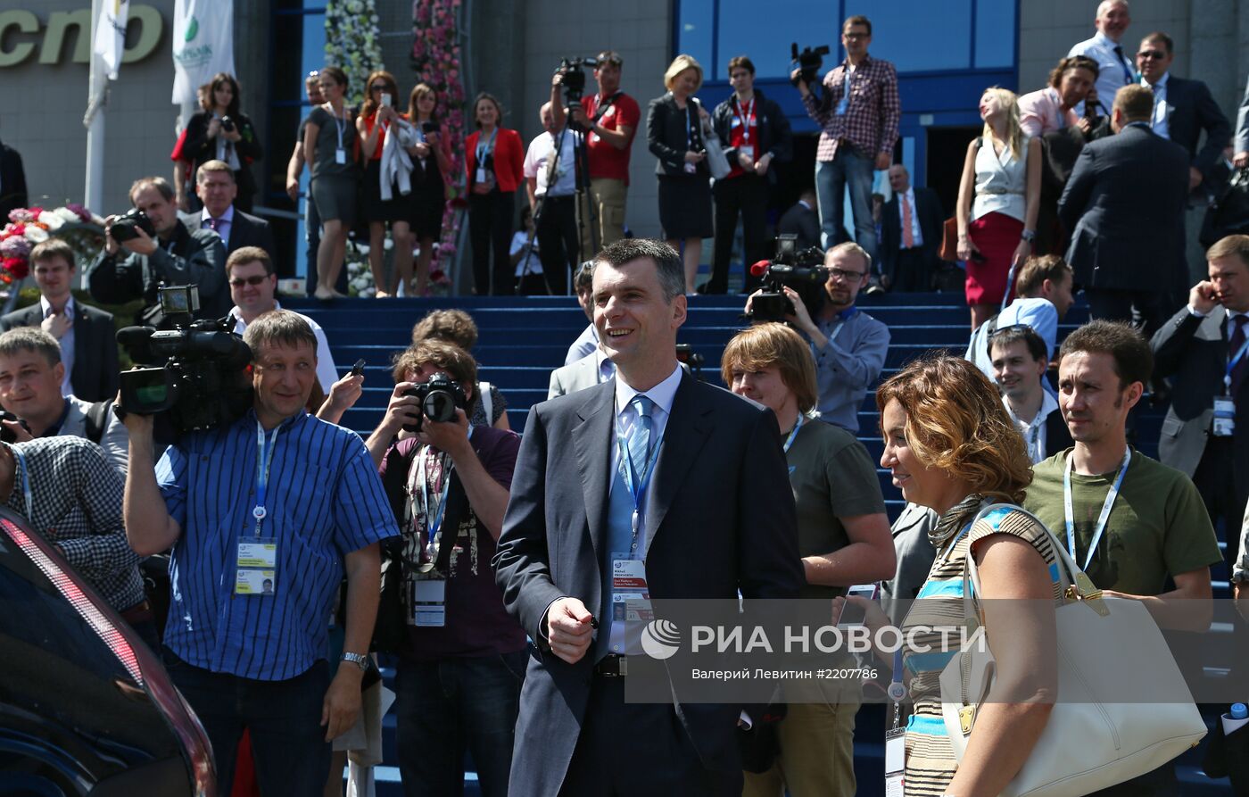 М.Прохоров показал Ё-мобиль на ПМЭФ в Санкт-Петербурге