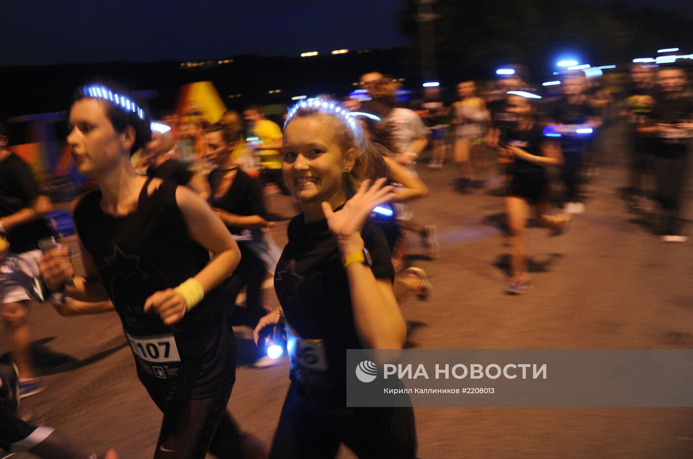 В Москве прошел "светящийся" ночной забег