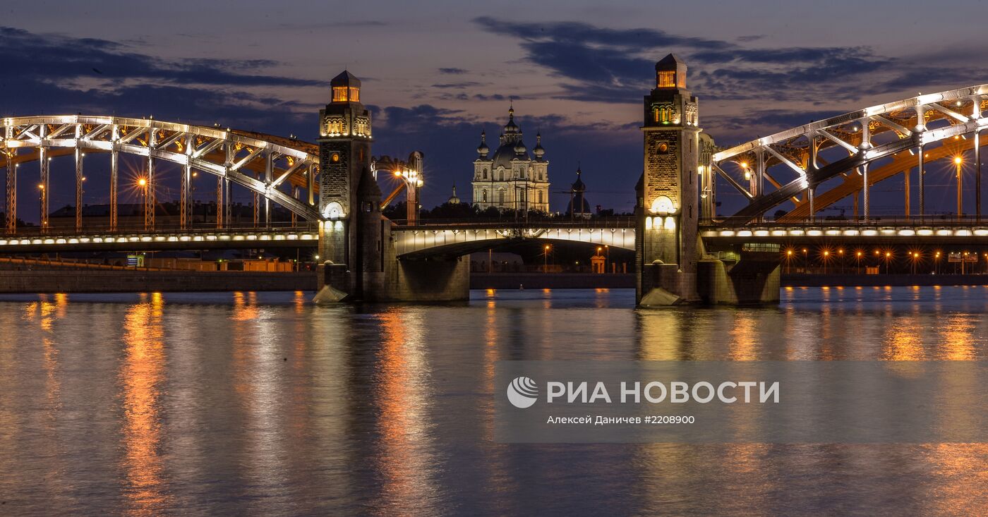 Разводка моста Петра Великого в Санкт-Петербурге