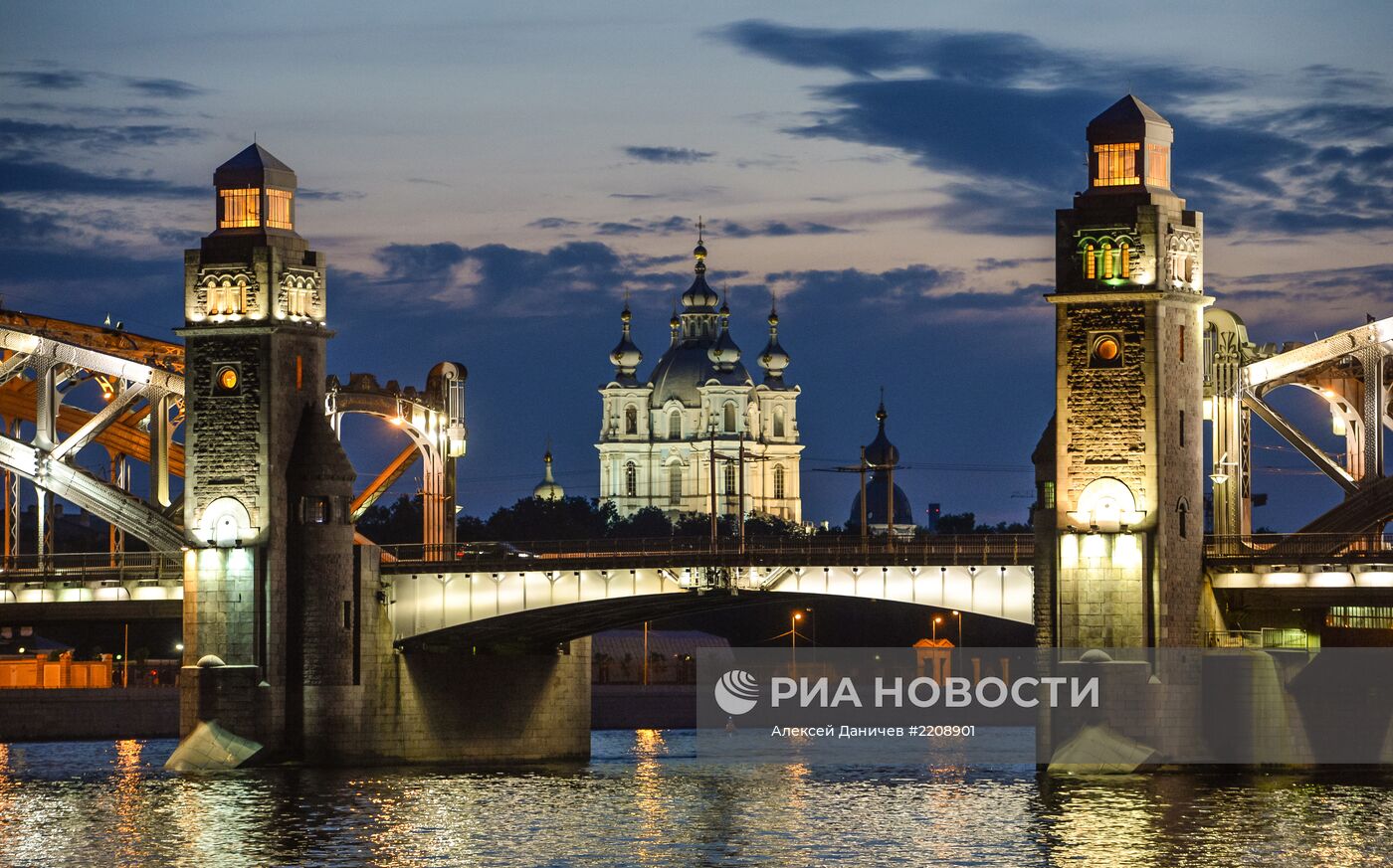 Разводка моста Петра Великого в Санкт-Петербурге