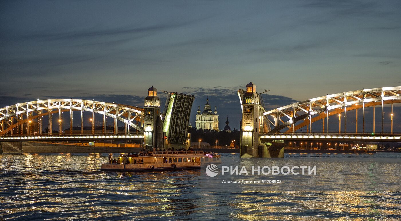 Разводка моста Петра Великого в Санкт-Петербурге