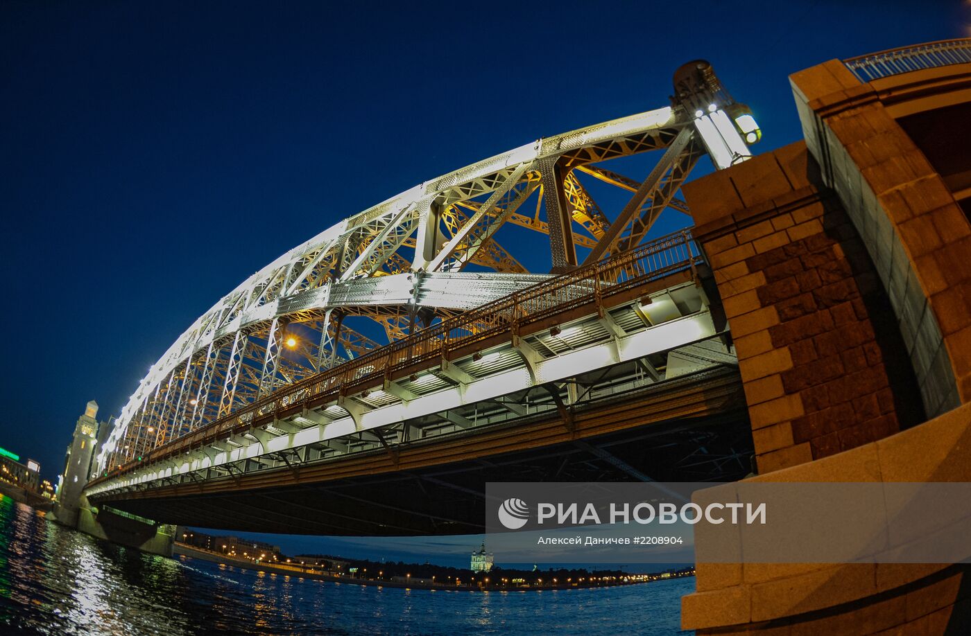 Разводка моста Петра Великого в Санкт-Петербурге