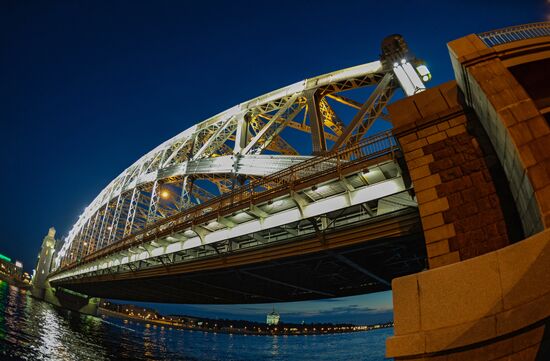 Разводка моста Петра Великого в Санкт-Петербурге