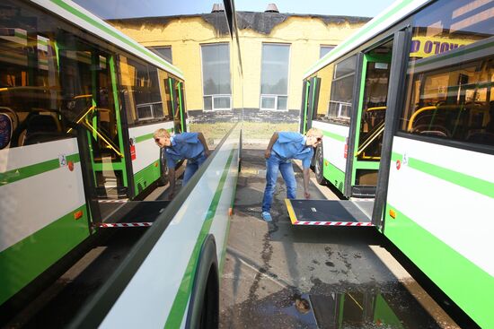Низкопольные автобусы ЛиАЗ готовят к выходу на маршрут