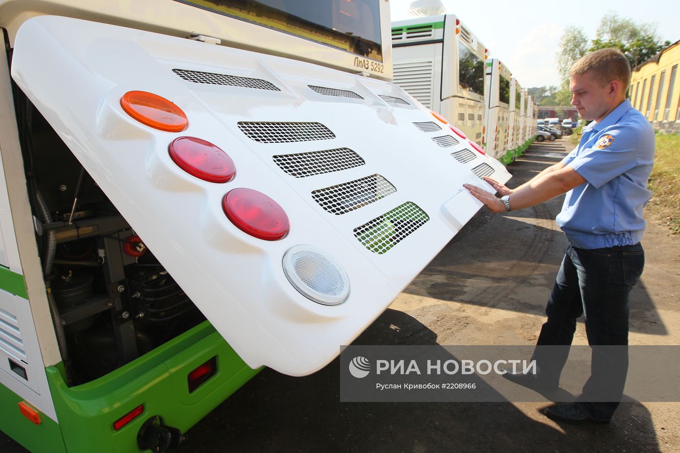 Низкопольные автобусы ЛиАЗ готовят к выходу на маршрут