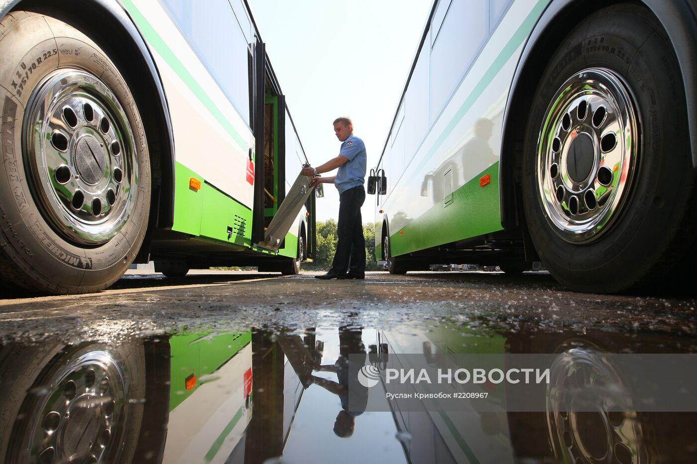 Низкопольные автобусы ЛиАЗ готовят к выходу на маршрут