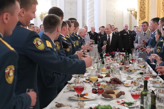 В.Путин на приеме в честь выпускников военных академий в Кремле
