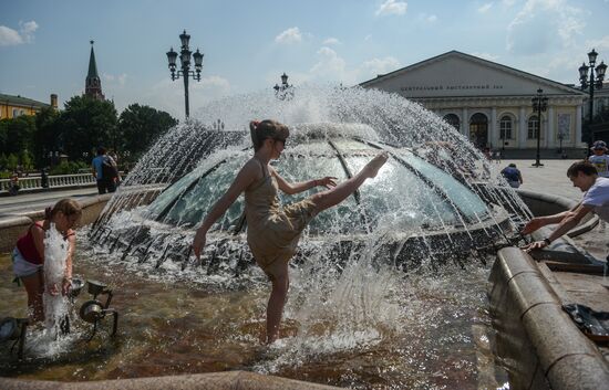 В Москве установилась жаркая погода