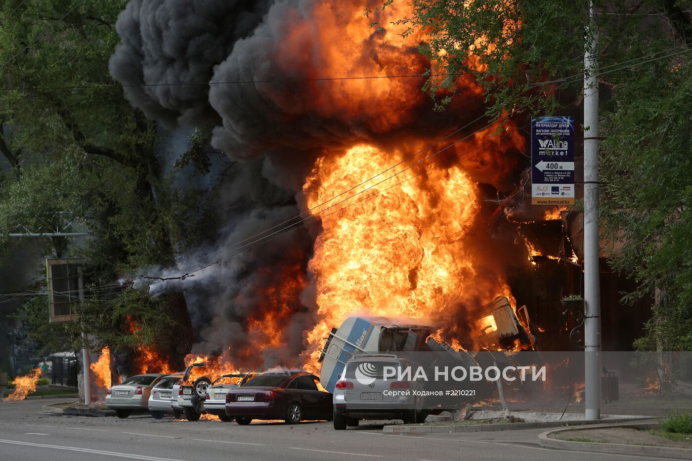 В Алматы бензовоз врезался в магазин