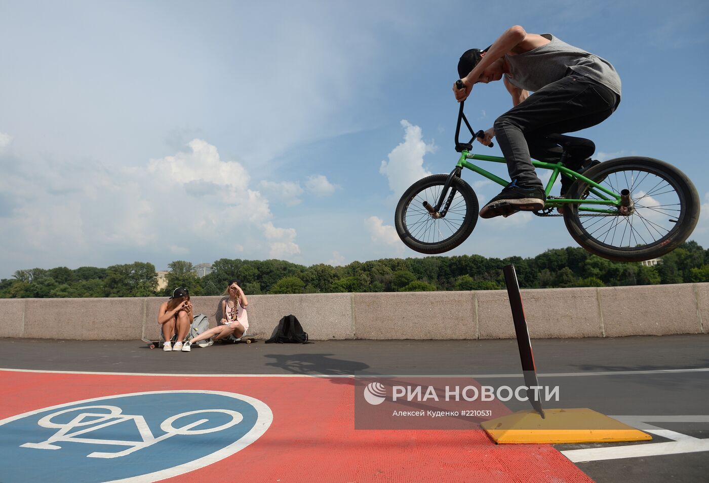 Велодорожки на Фрунзенской набережной в Москве