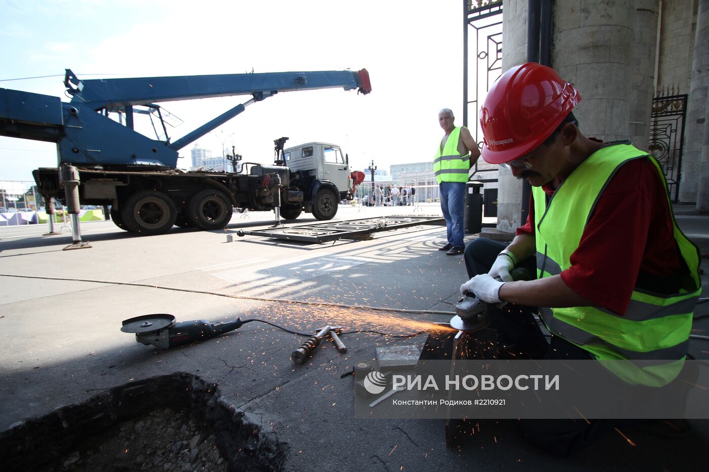 Установка отреставрированных ворот в ЦПКиО им. Горького