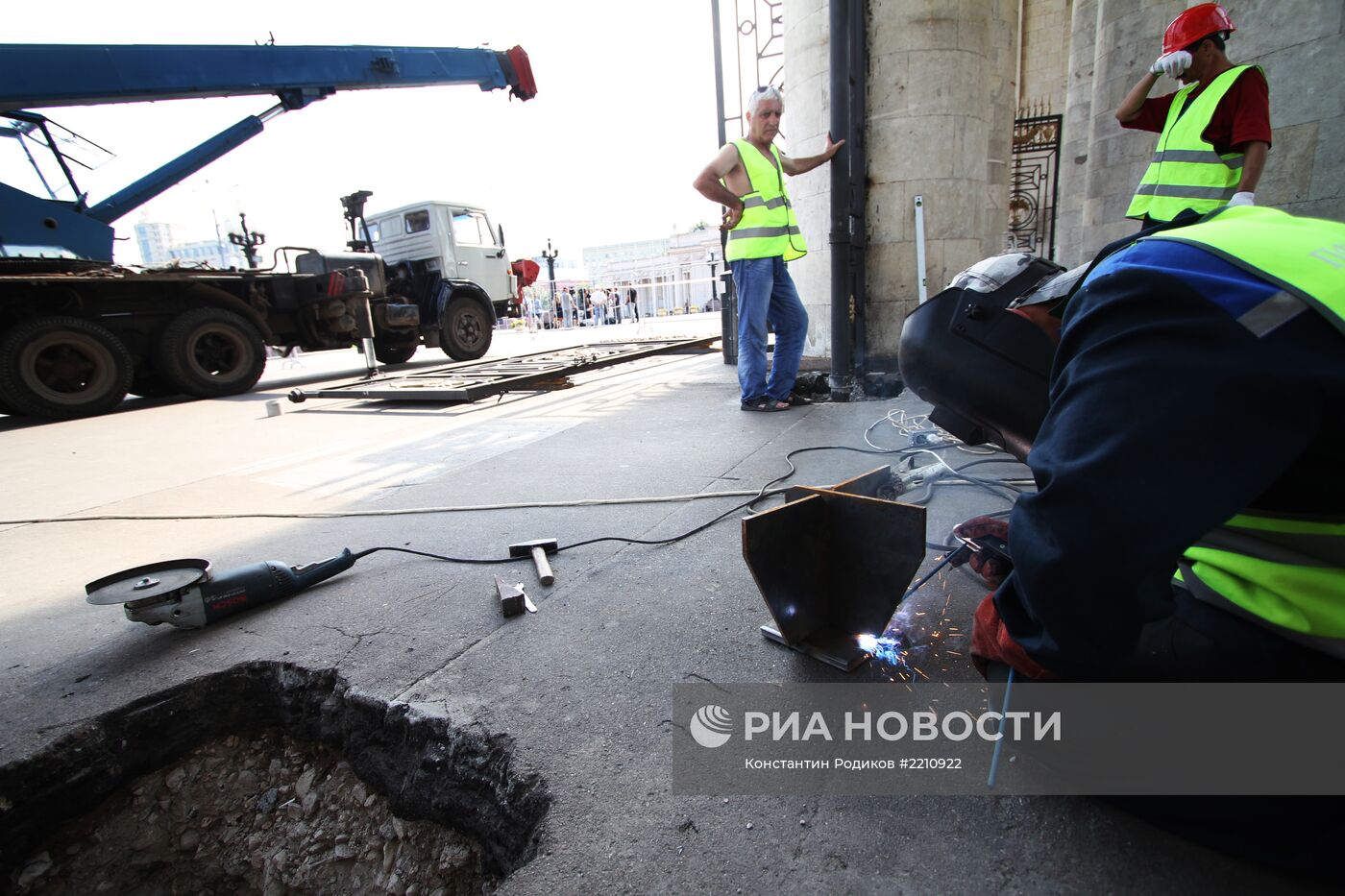 Установка отреставрированных ворот в ЦПКиО им. Горького
