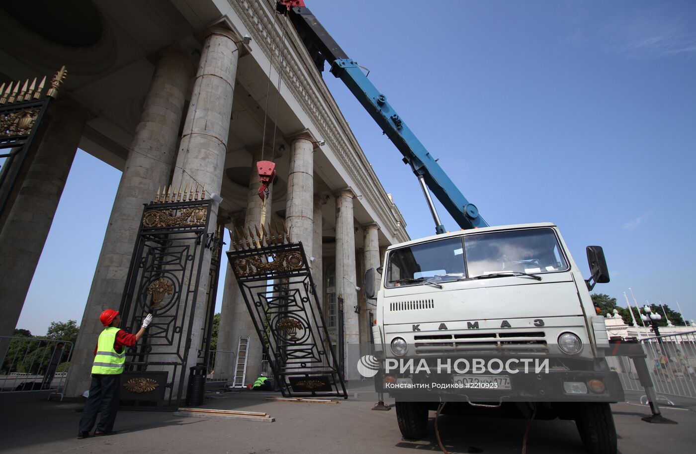 Установка отреставрированных ворот в ЦПКиО им. Горького