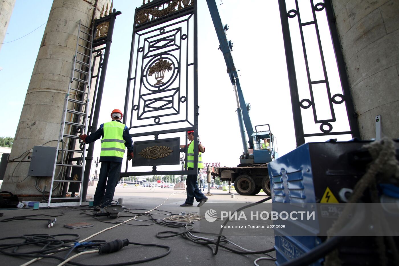 Установка отреставрированных ворот в ЦПКиО им. Горького