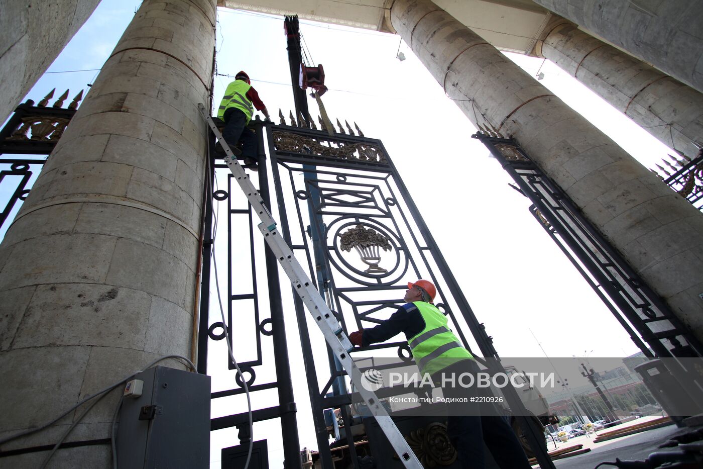 Установка отреставрированных ворот в ЦПКиО им. Горького