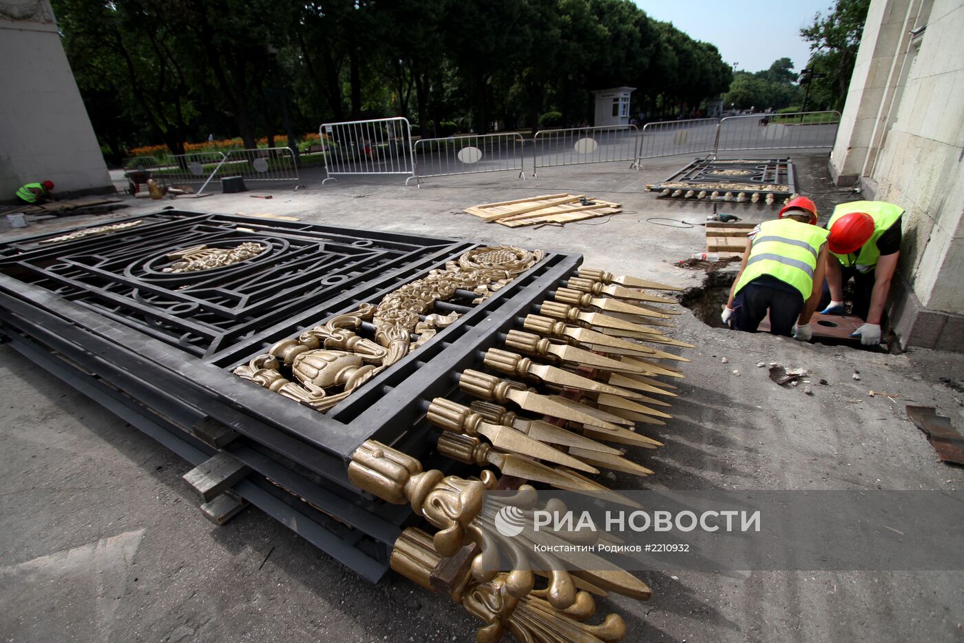 Установка отреставрированных ворот в ЦПКиО им. Горького