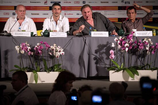 Пресс-конференция, посвященная фильму "Распутин" с Жераром Депардье