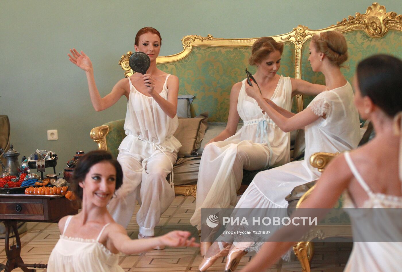 Театрализованное шоу "Посольские дары: страны и стили"