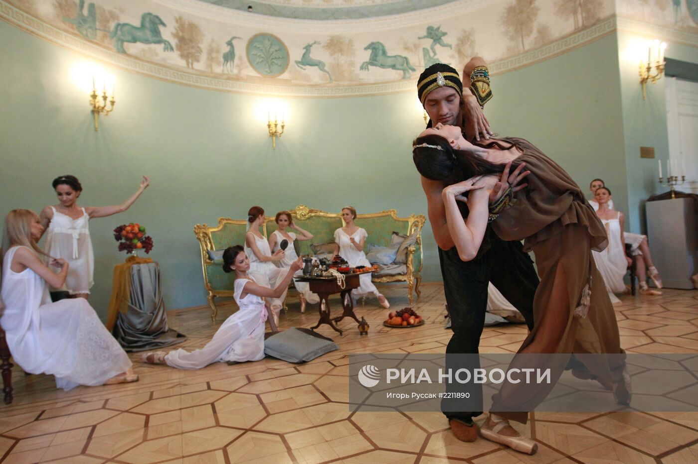 Театрализованное шоу "Посольские дары: страны и стили"