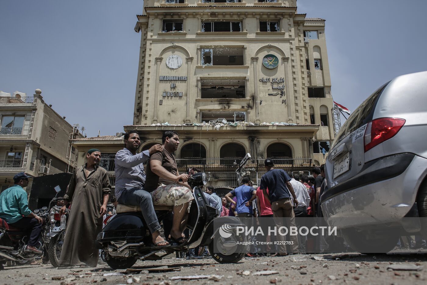 Протестующие разгромили офис "Братьев-мусульман" в Каире