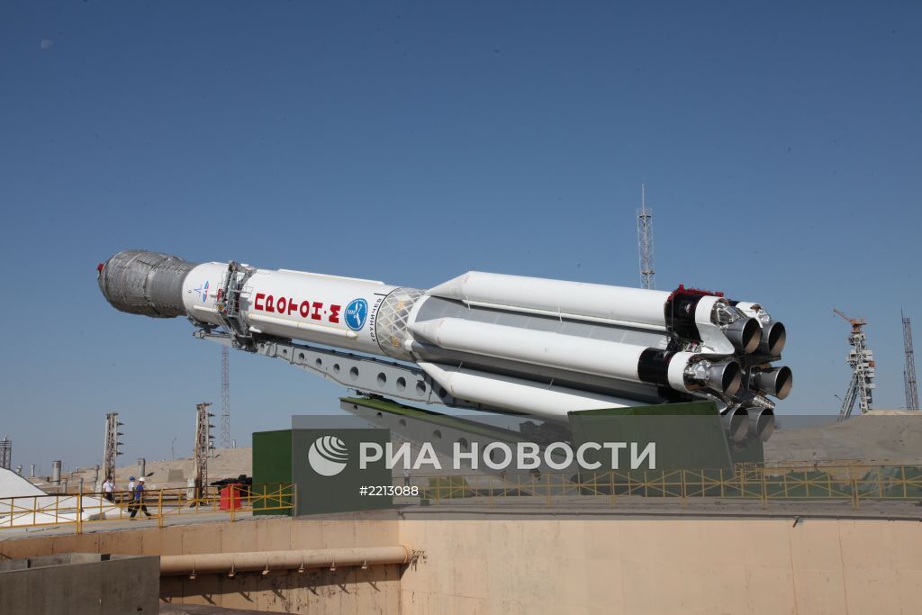 Ракета-носитель "Протон-М" упала при старте с Байконура