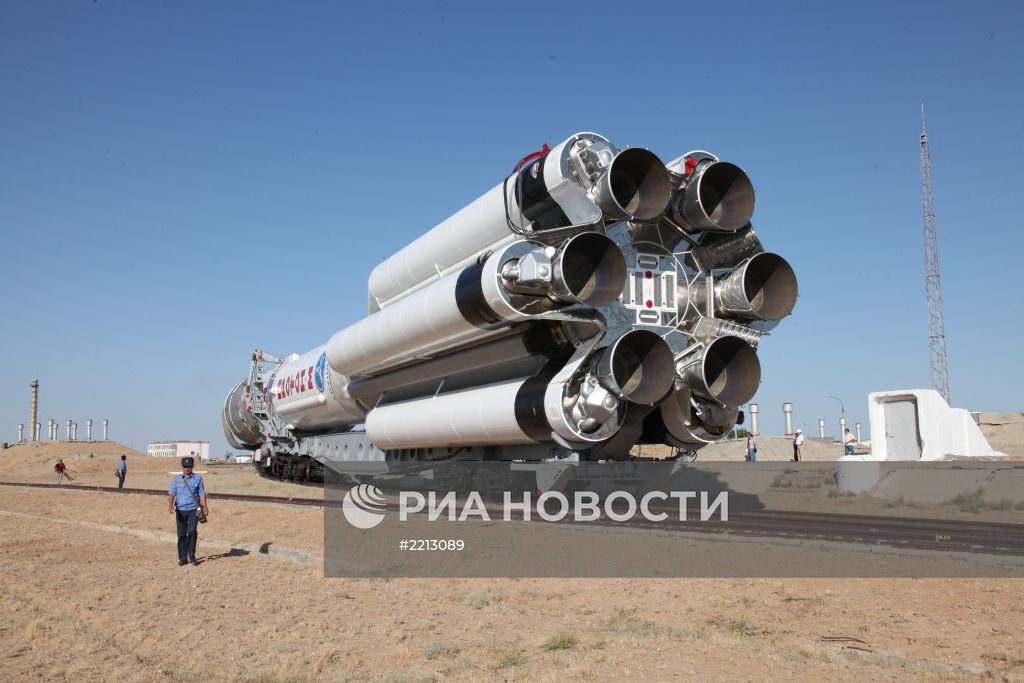 Ракета-носитель "Протон-М" упала при старте с Байконура