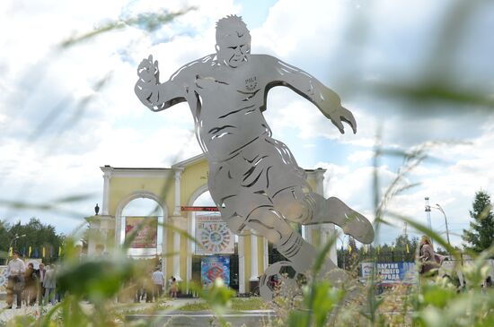 Памятник ЧМ по футболу 2018 открылся в Екатеринбурге