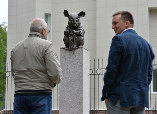 Памятник лабораторной мыши открыли в Новосибирске