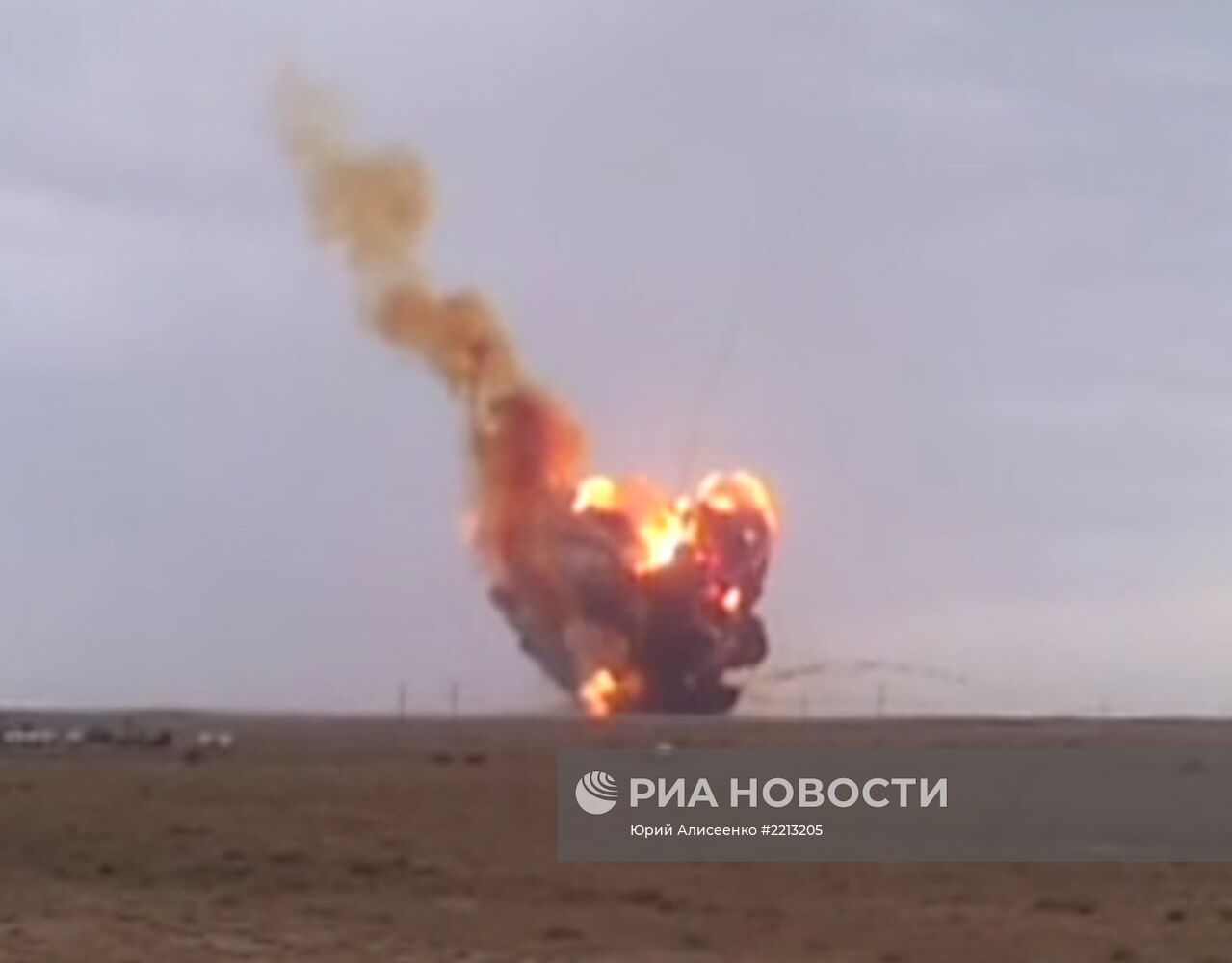 Ракета-носитель "Протон-М" упала и взорвалась после старта
