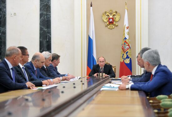 Президент РФ В.Путин проводит совещание в Кремле