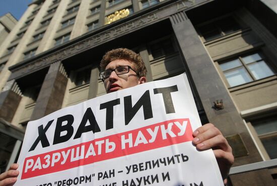Пикет против реформы РАН у здания Госдумы