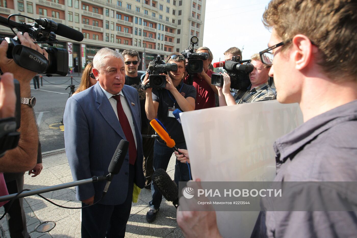 Пикет против реформы РАН у здания Госдумы