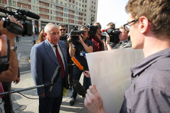 Пикет против реформы РАН у здания Госдумы