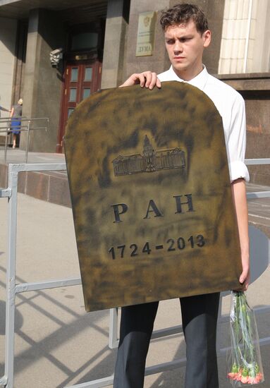 Пикет против реформы РАН у здания Госдумы