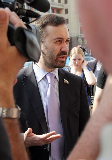 Пикет против реформы РАН у здания Госдумы