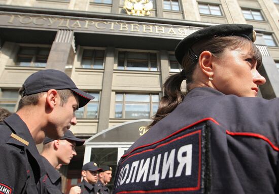 Пикет против реформы РАН у здания Госдумы