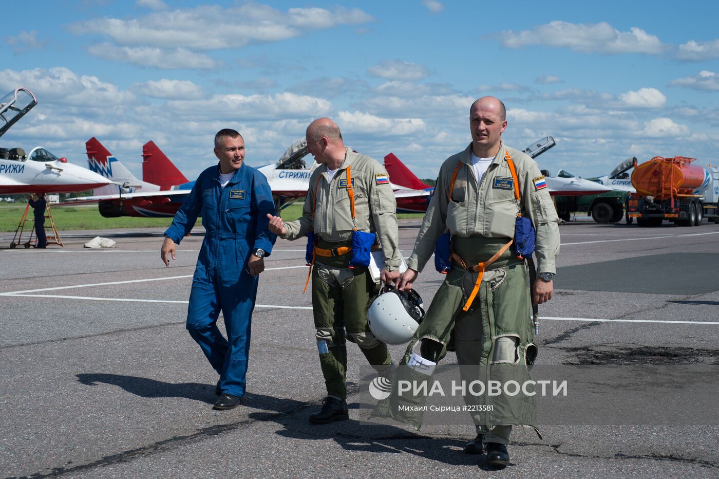 Тренировки пилотажных групп "Русские витязи" и "Стрижи"