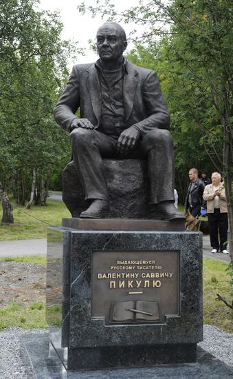 Открытие памятника писателю Валентину Пикулю в Мурманске