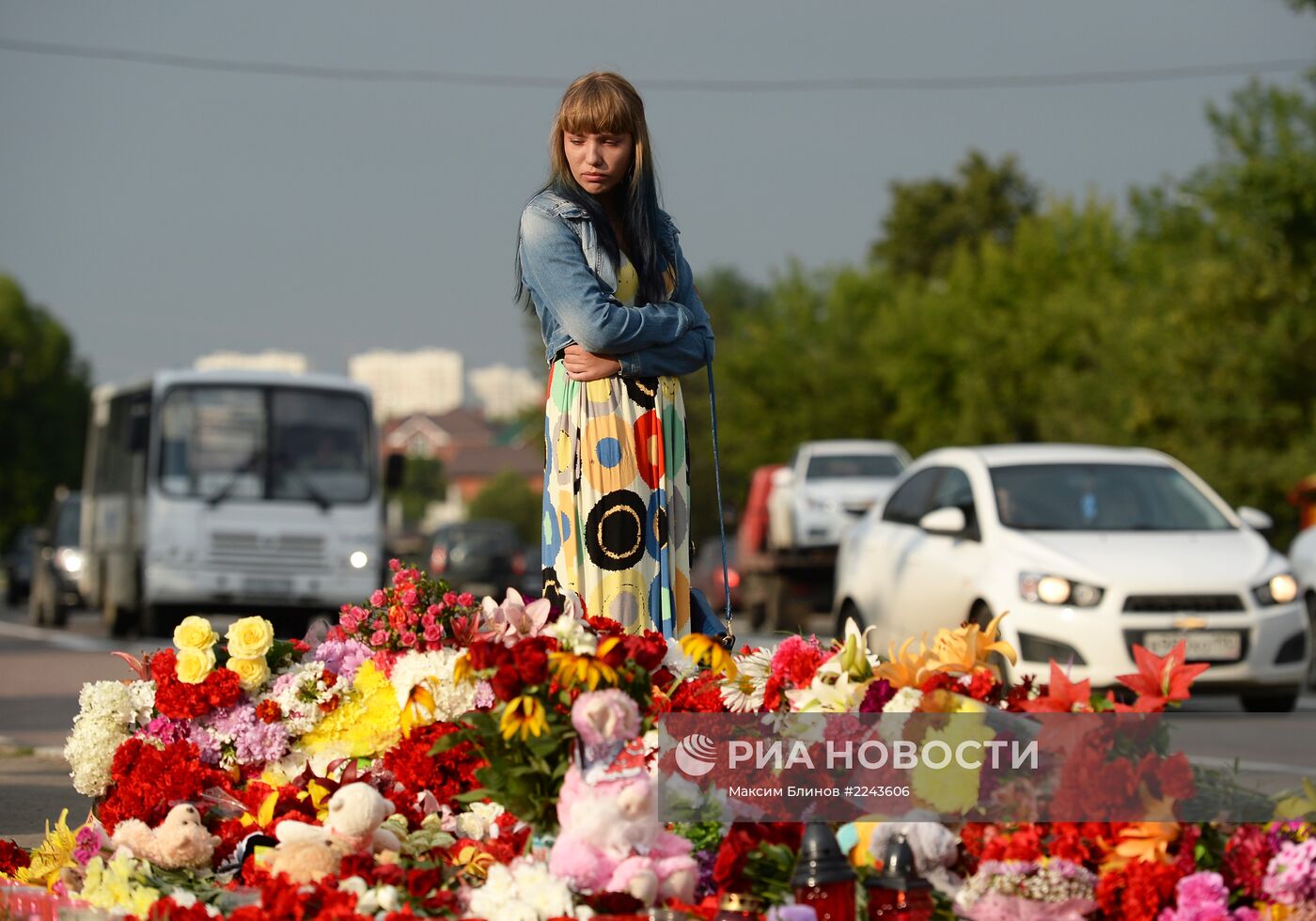 Люди несут цветы на место крупного ДТП под Подольском