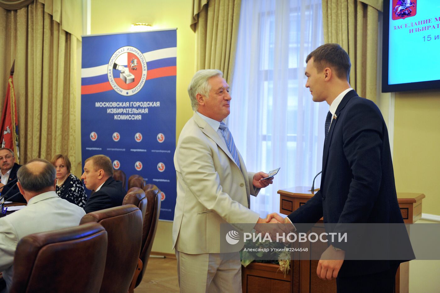 Дегтярев и Левичев получают удостоверение кандидата в мэры Москв